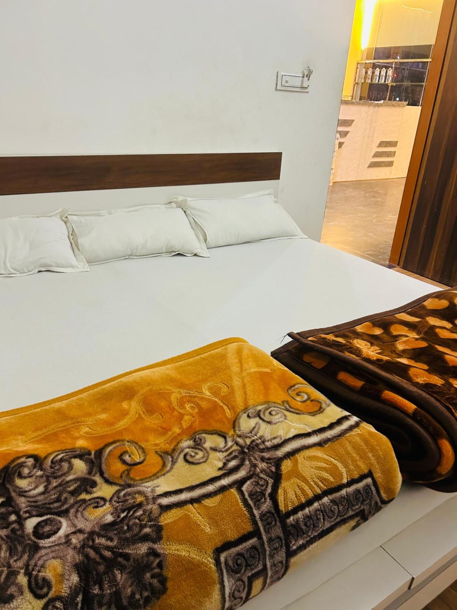 Milan Hotel & Restaurant Sikar Exterior photo